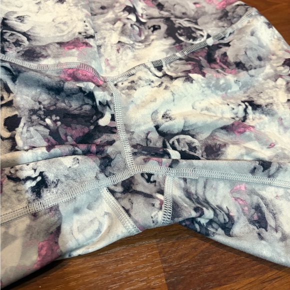 Lululemon Floral Leggings. 4. No size tag. Great condition! - Picture 10 of 10